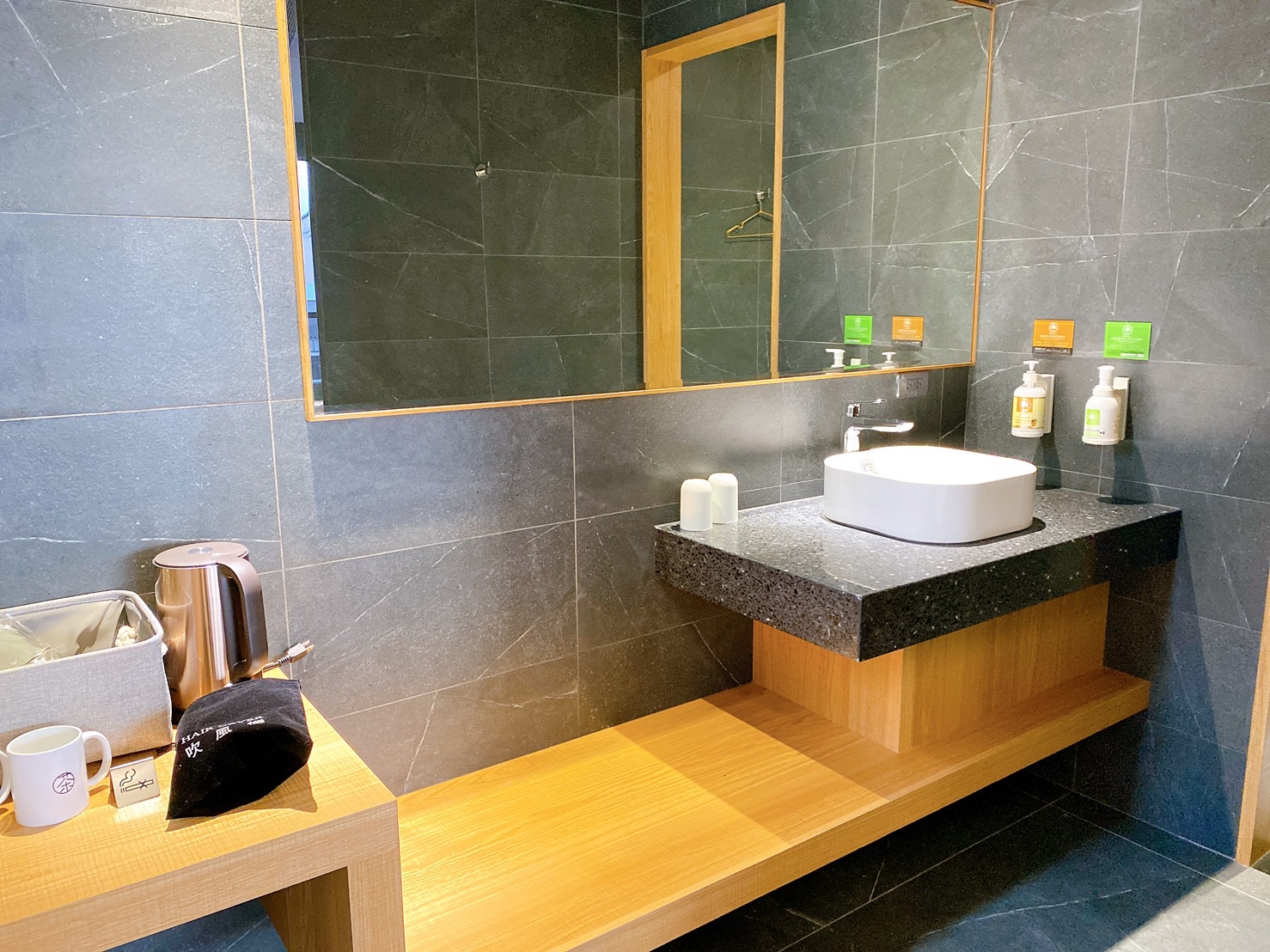 茶田關舍 貳館中的「茶日豪華山景雙人房」客房 第6張照片